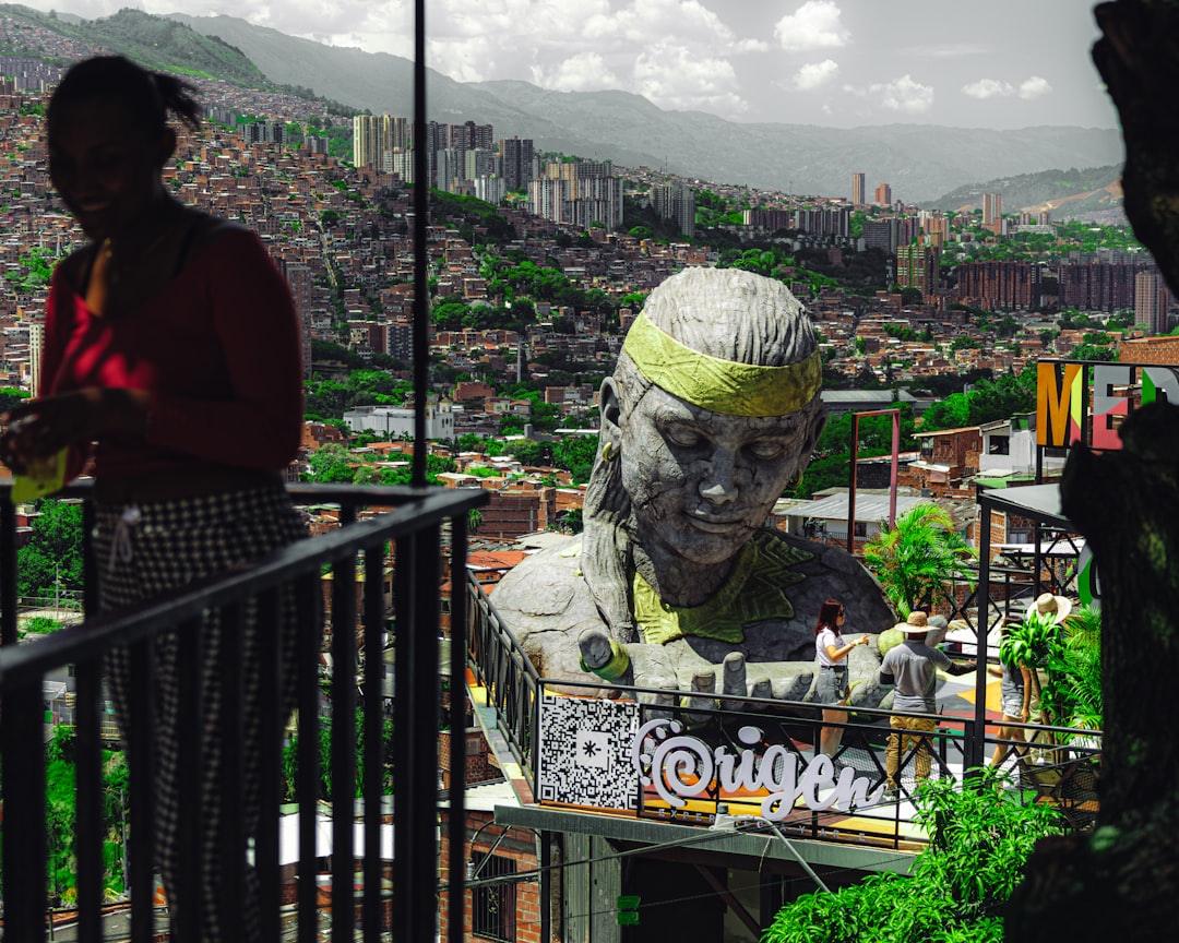 Descubriendo la Escultura Reto en Colombia: un tesoro artístico - Itagüí | Secret World Trip Planner
