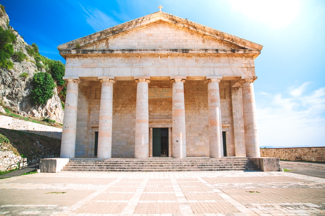 Découvrir la chapelle en Grèce : un trésor culturel - 5QXC+WJ Archangelos Lerou | Secret World Trip Planner