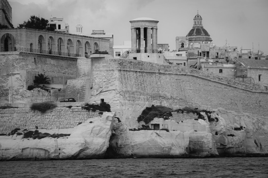 Entdecken Sie das Denkmal für den unbekannten Soldaten in Malta - Il-Belt Valletta | Secret World Trip Planner