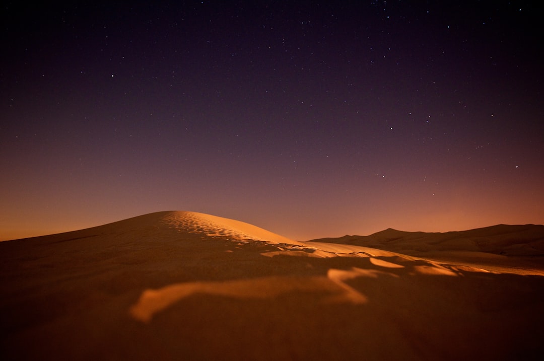 Ash Sharqiyah Sands: Der orangefarbene Wüstenzauber Omans - Mandinat Al Sultan Qaboos Bidiyah OM Bidiyah OM | Secret World Trip Planner