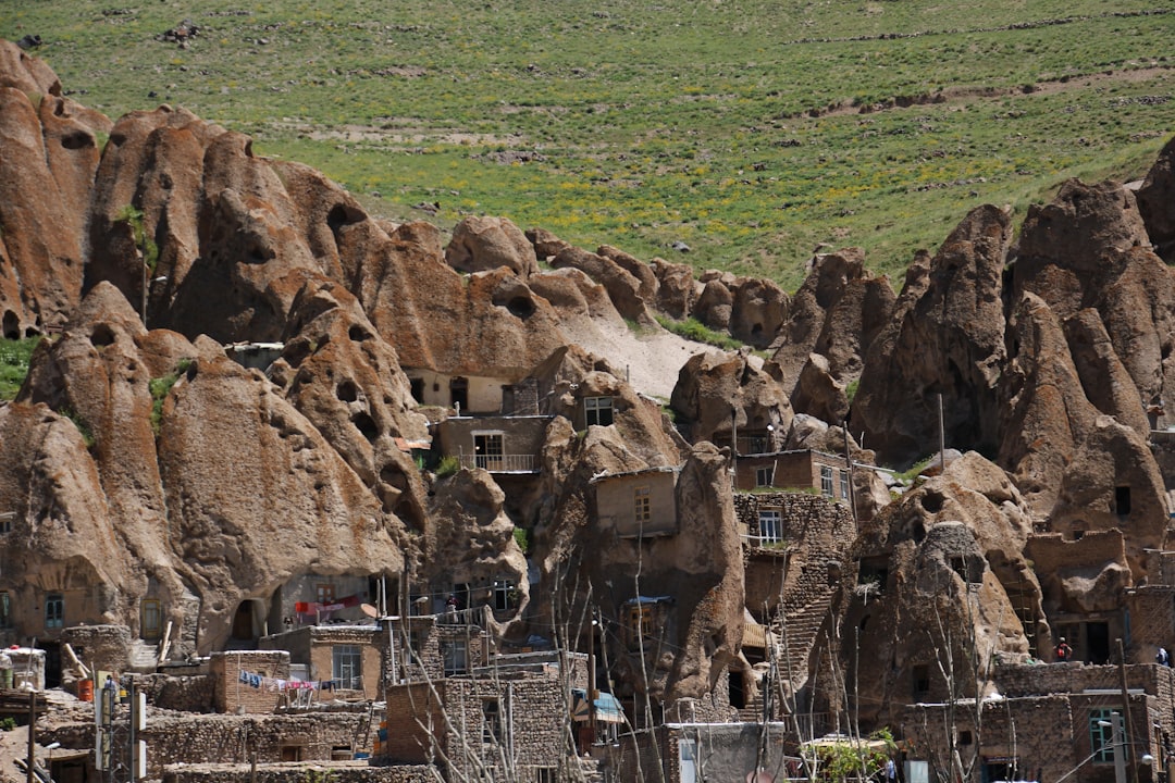 Kandovan: o vilarejo esculpido na rocha vulcânica - Q7V2+Q3H | Secret World Trip Planner