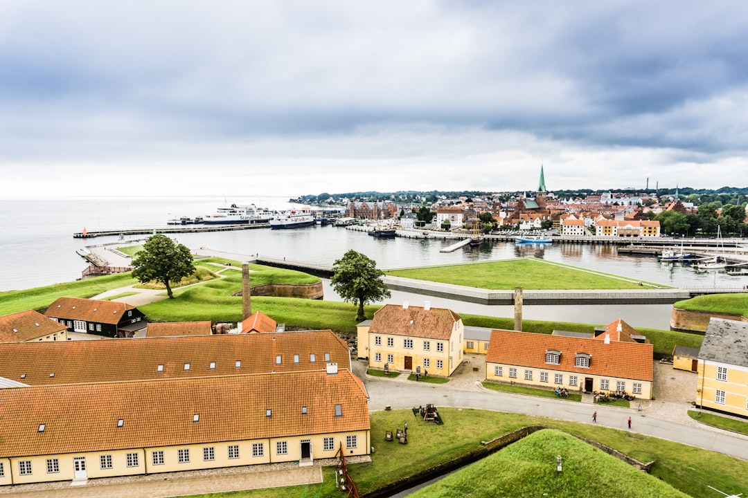 Vejrpigerne: Das Wahrzeichen der Dänischen Kultur in Kopenhagen — Rådhuspladsen 14