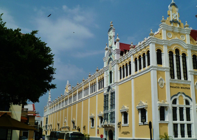 Découvrez le Palais Bolivar : Histoire et Beauté du Panama - Panamá | Secret World Trip Planner