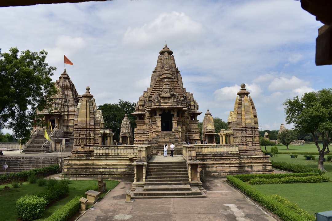 카주라호: 에로스와 영성이 어우러진 중세 사원 - Khajuraho | Secret World Trip Planner