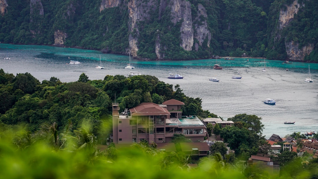 东雷莱观景点:令人屏息的美景 - Amphoe Mueang Krabi | Secret World Trip Planner