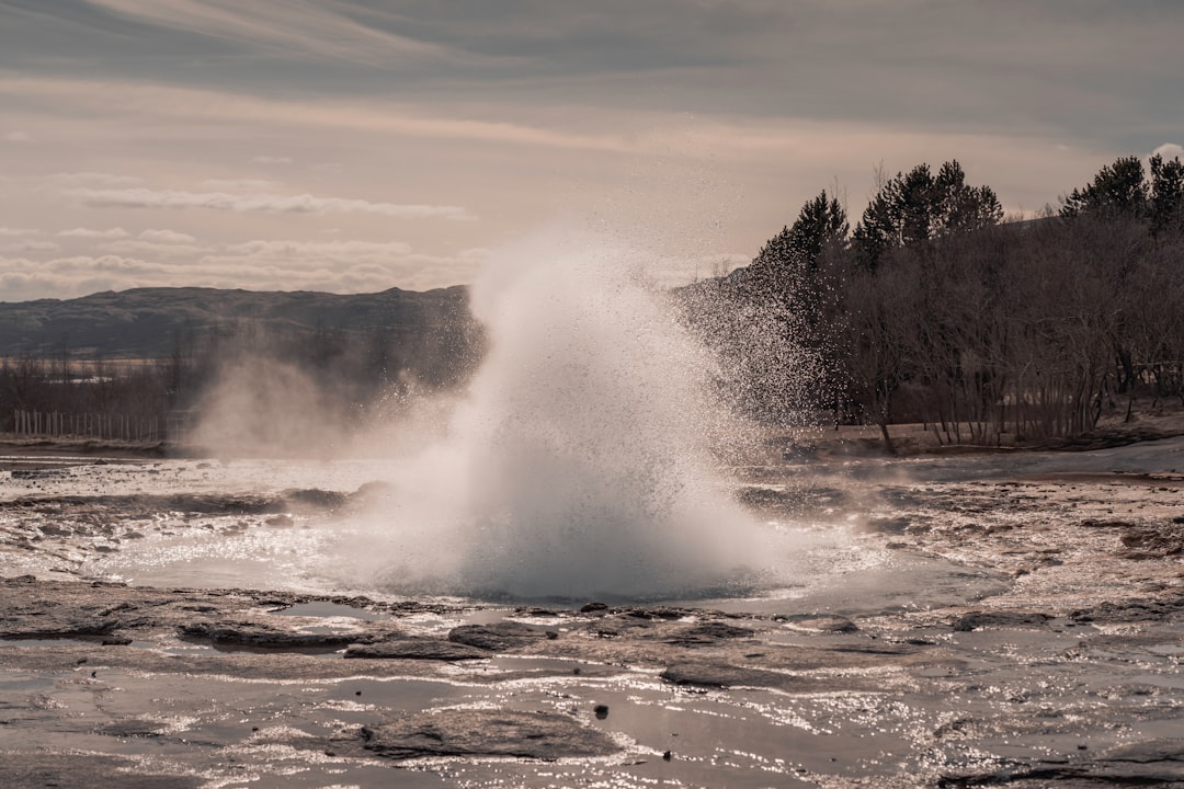 Strokkur: Der isländische Geysir, der alle 10 Minuten ausbricht - Hafnartún | Secret World Trip Planner