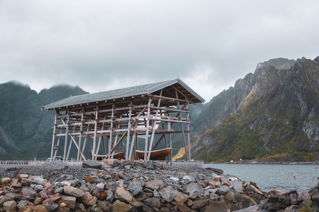 Hamnøy : la cabane rouge, reflet des fjords Lofoten - Olenilsøya | Secret World Trip Planner