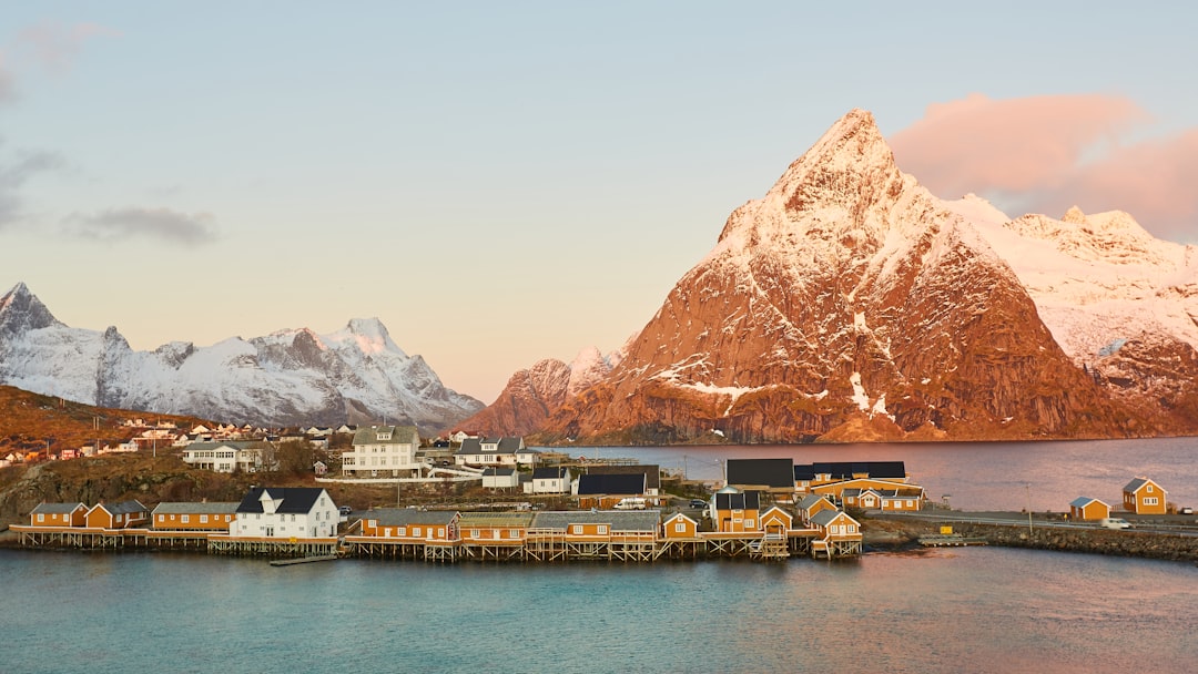 Hamnøy: as cabines vermelhas dos fiordes Lofoten - Olenilsøya | Secret World Trip Planner