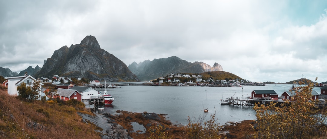 Hamnøy: as cabines vermelhas dos fiordes Lofoten - Olenilsøya | Secret World Trip Planner