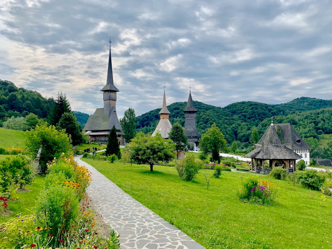 Monastère de Bârsana : bois et foi dans le Maramureș - DJ186 276 | Secret World Trip Planner