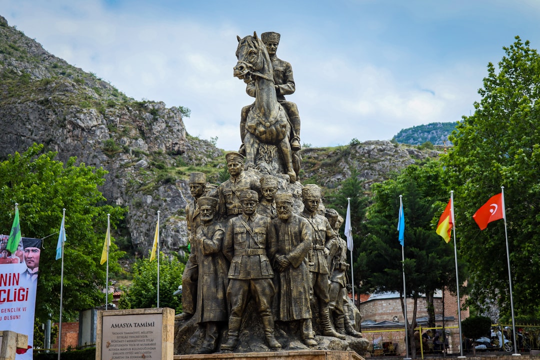 Monumento zum Bergmann in Oruro: Kunst und Andenidentität - 2VJJ+VJ2 | Secret World Trip Planner