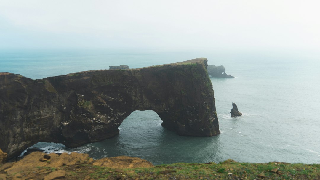 Drangarnir : les arches de roche des Féroé au coucher du soleil - 3HGP+69 | Secret World Trip Planner