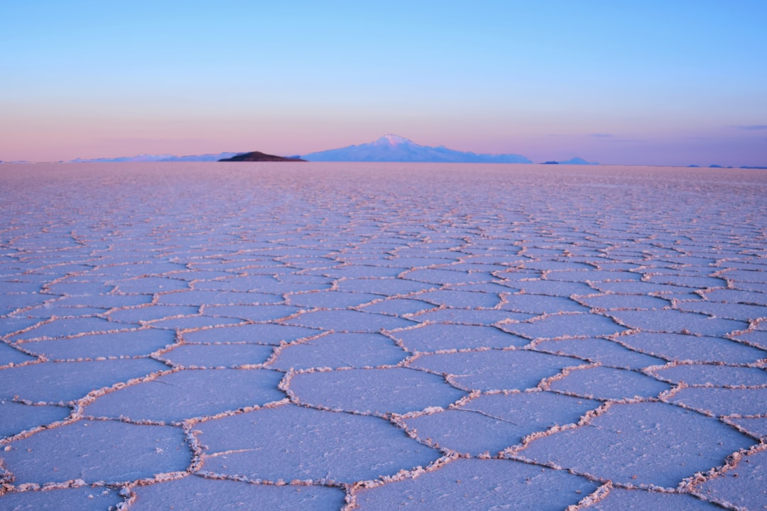 ウユニ塩湖:ボリビアの火山に囲まれた塩の砂漠 - Uyuni | Secret World Trip Planner