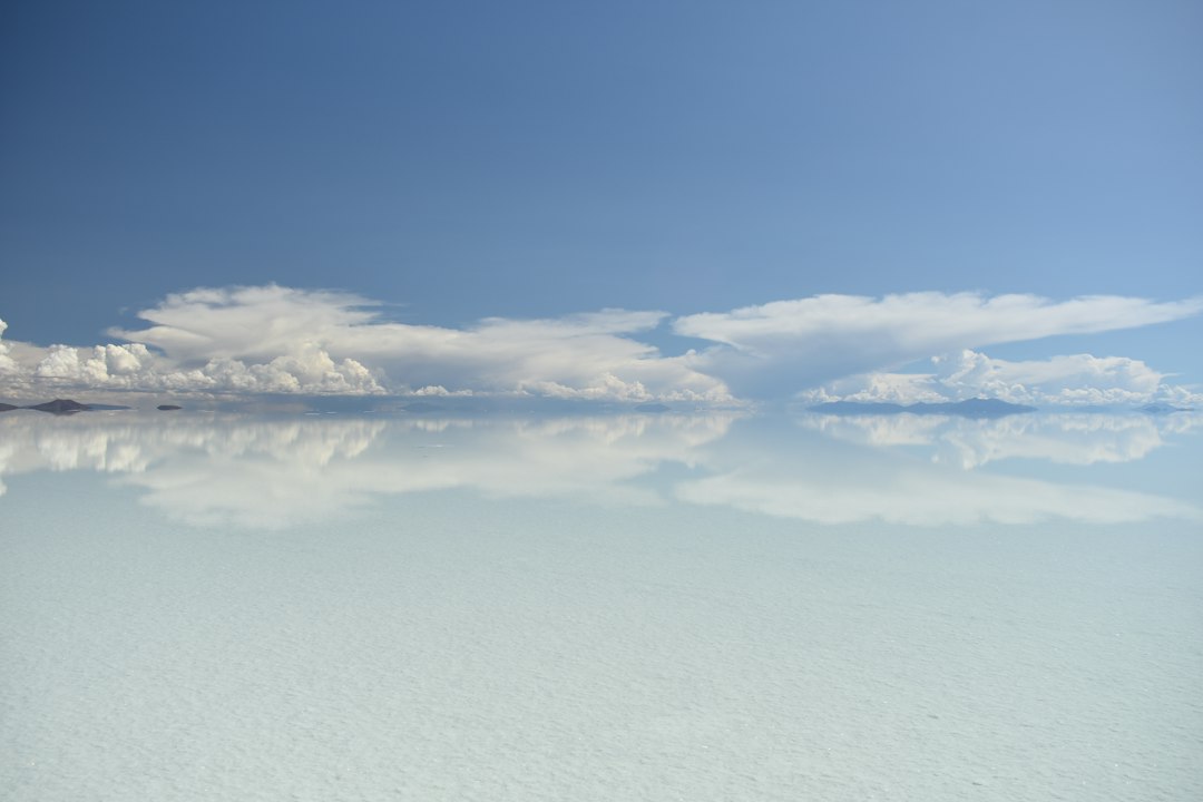 ウユニ塩湖:ボリビアの火山に囲まれた塩の砂漠 - Uyuni | Secret World Trip Planner