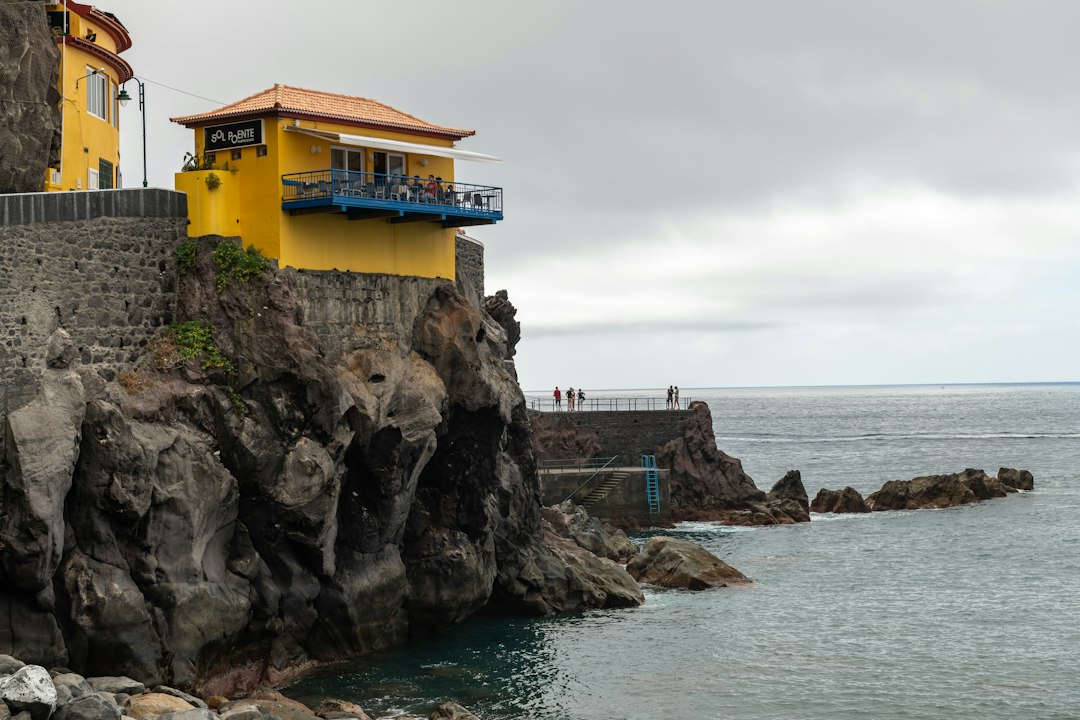 Tramonti a Ponta do Sol: la terrazza sull'oceano di Madeira - Av. 1º de Maio | Secret World Trip Planner