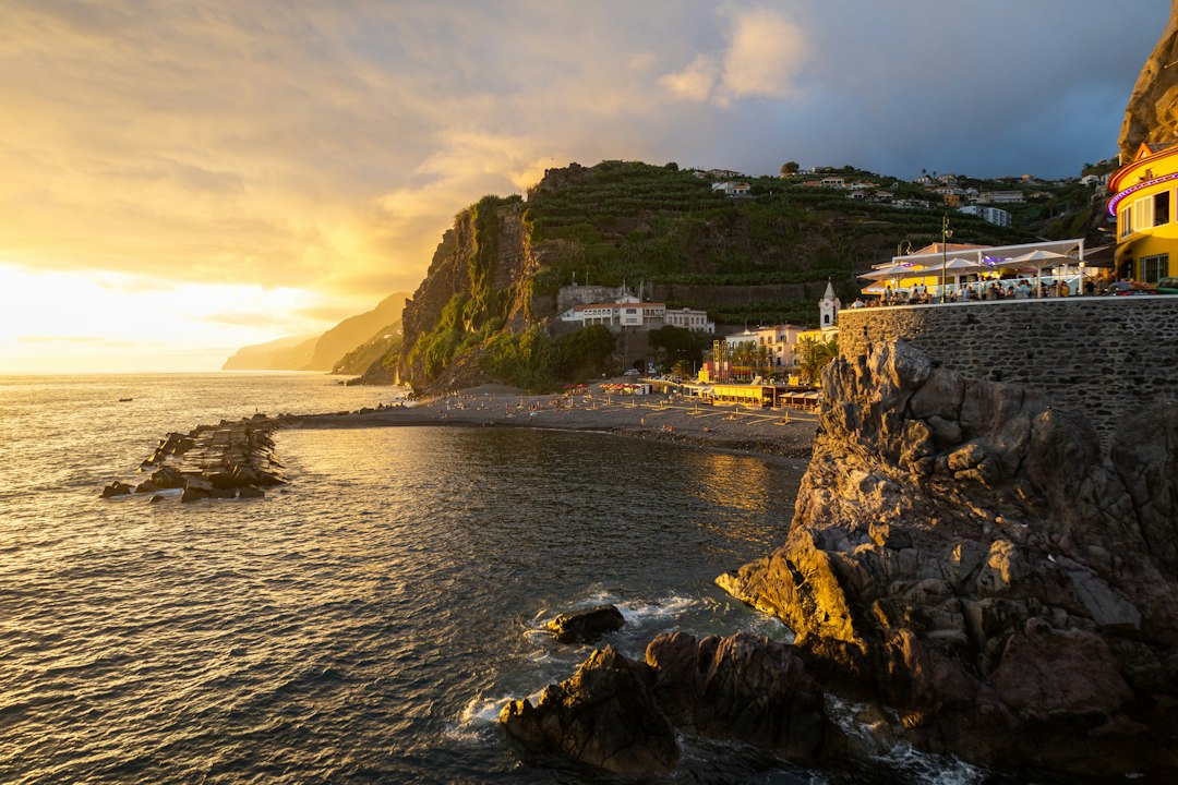 Tramonti a Ponta do Sol: la terrazza sull'oceano di Madeira - Av. 1º de Maio | Secret World Trip Planner