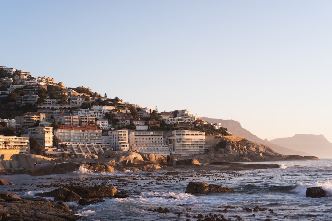 Faro de Slangkop: o gigante de ferro do Atlântico - Cape Town | Secret World Trip Planner