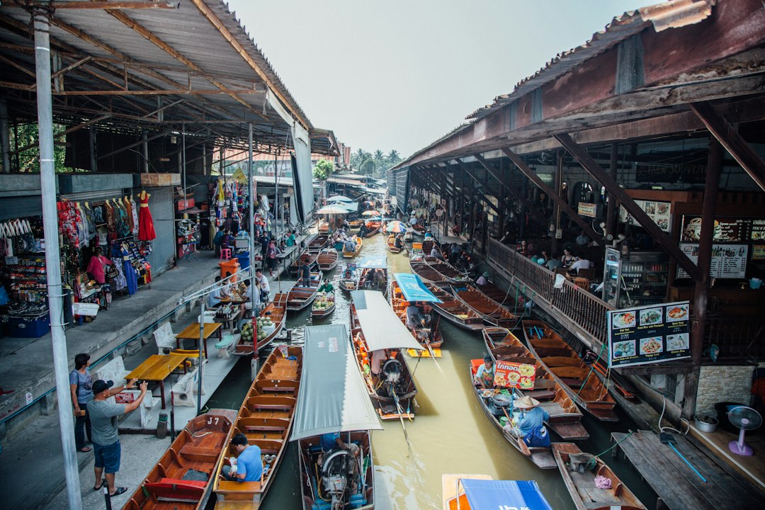 Nachtsmarkt in Luang Prabang: Stoffe und Laternen - Sisavangvong Road | Secret World Trip Planner