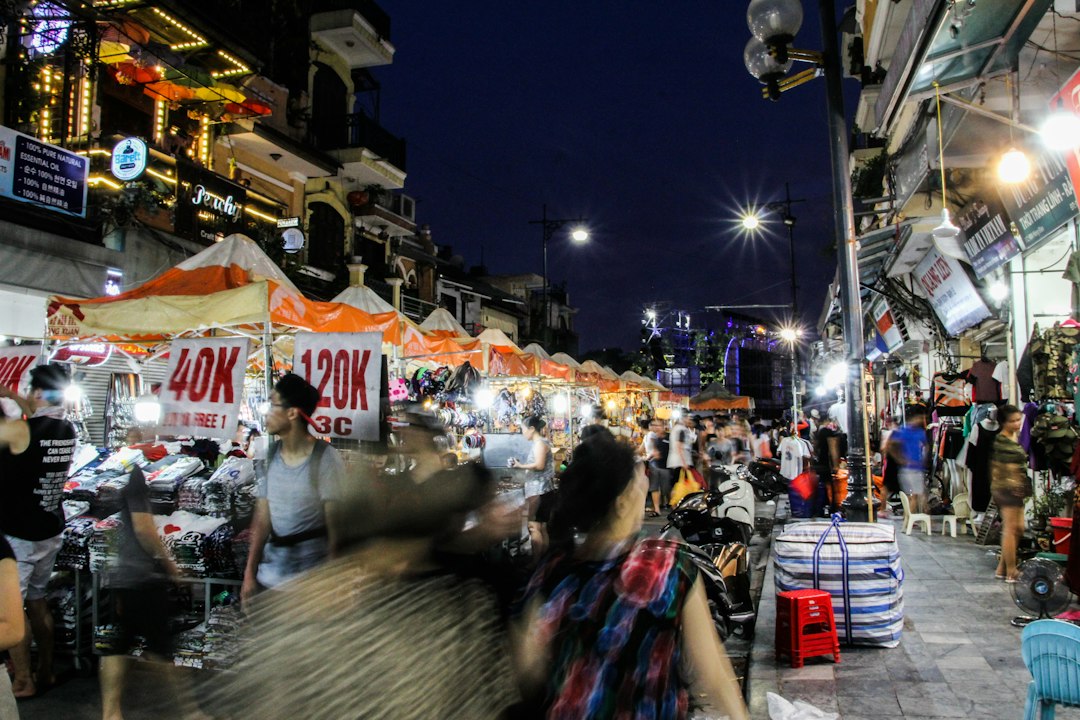 Marché Nocturne de Luang Prabang : tissus et lanternes - Sisavangvong Road | Secret World Trip Planner