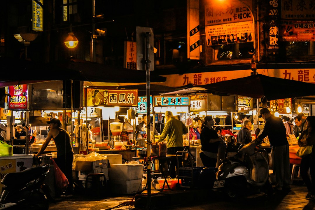 Mercado Nocturno de Luang Prabang: telas y faroles - Sisavangvong Road | Secret World Trip Planner
