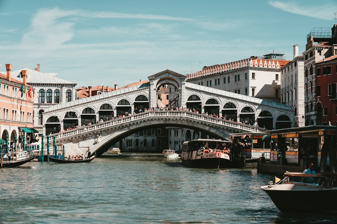 Rialto Bridge: Stone Heart of the Grand Canal - 30125 Venezia VE | Secret World Trip Planner