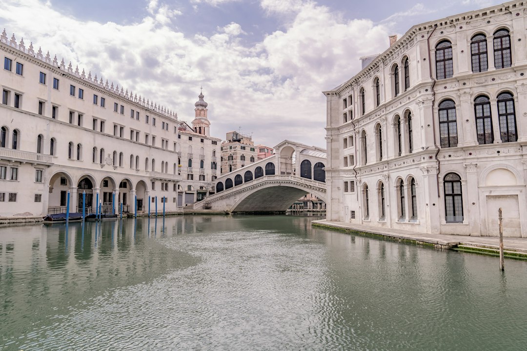 Ponte di Rialto : joyau de pierre sur le Canal Grande - 30125 Venezia VE | Secret World Trip Planner
