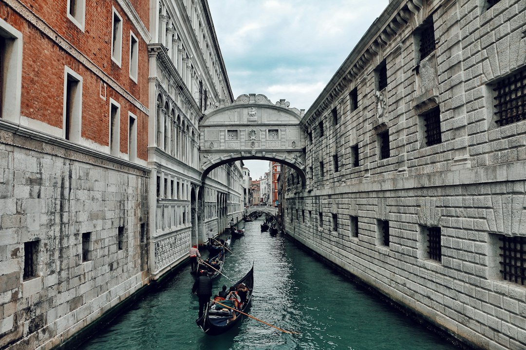 Понте ди Риальто: каменное сердце на Гранд-канале - 30125 Venezia VE | Secret World Trip Planner