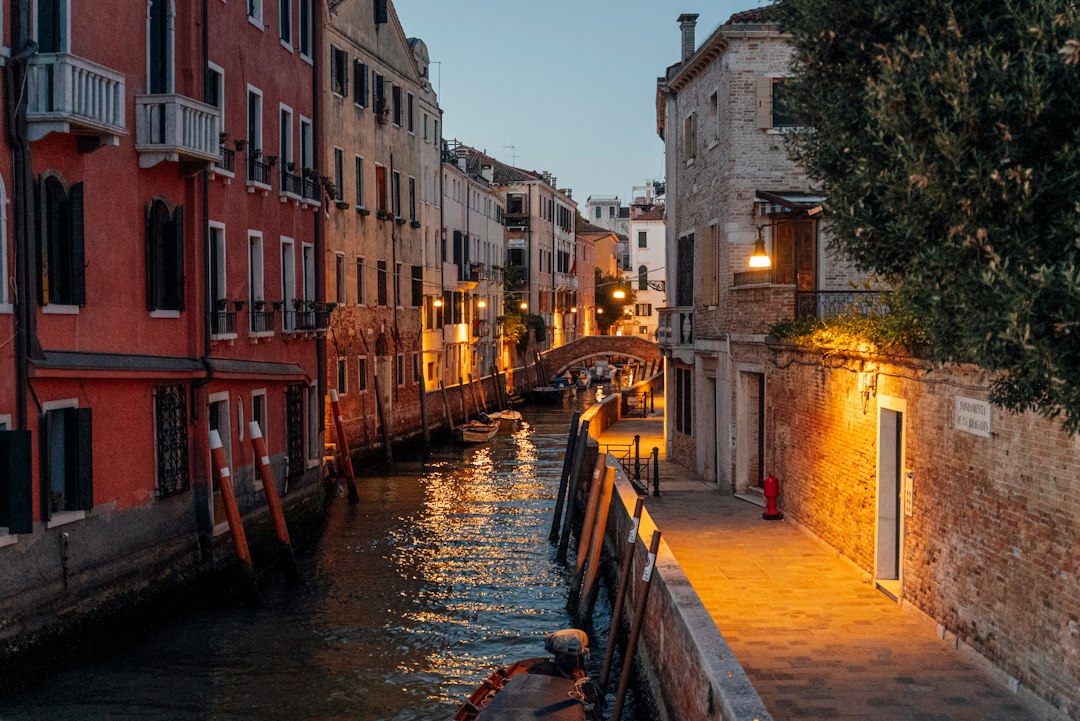 리알토 다리: 그란데 운하의 돌로 된 심장 - 30125 Venezia VE | Secret World Trip Planner