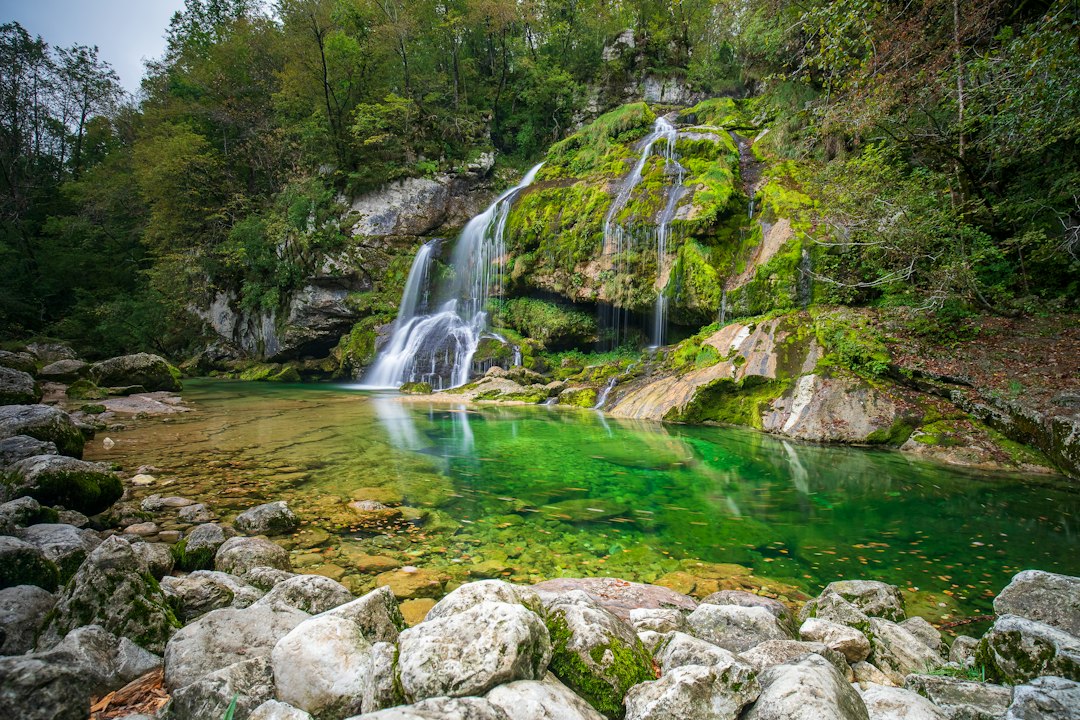 Slap Virje: a cascata de tufo da Val Soča - Gljun | Secret World Trip Planner