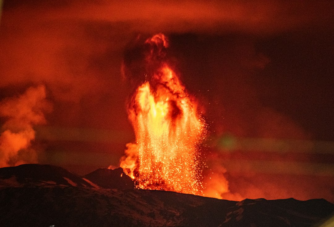 Villarrica: escala un volcán con lava viva en Chile - Pucón | Secret World Trip Planner