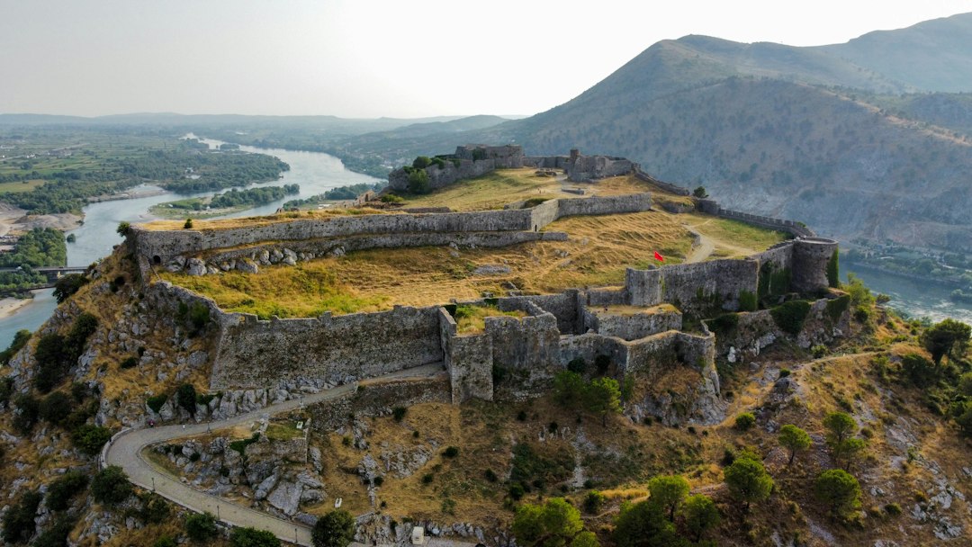 Castelo de Berat: a cidadela bizantina habitada - Sheshi Sallabanda 5001 | Secret World Trip Planner