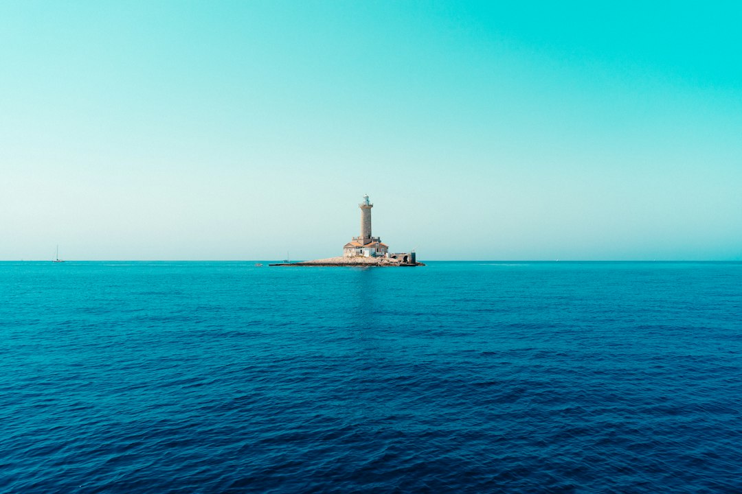 Faro de Porer : nuit sur l'île la plus australe de l'Istrie - 52100 | Secret World Trip Planner