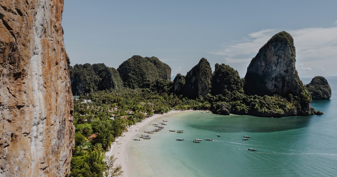 Noppharat Thara: Der Leuchtturm zwischen Kalkinseln - Distretto di Mueang Krabi | Secret World Trip Planner