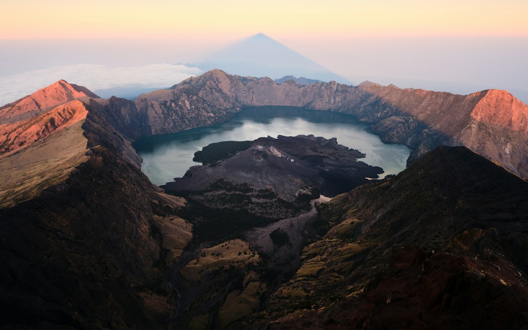 塞纳鲁火山口边缘:龙目岛神圣火山之旅 - North Lombok Regency | Secret World Trip Planner