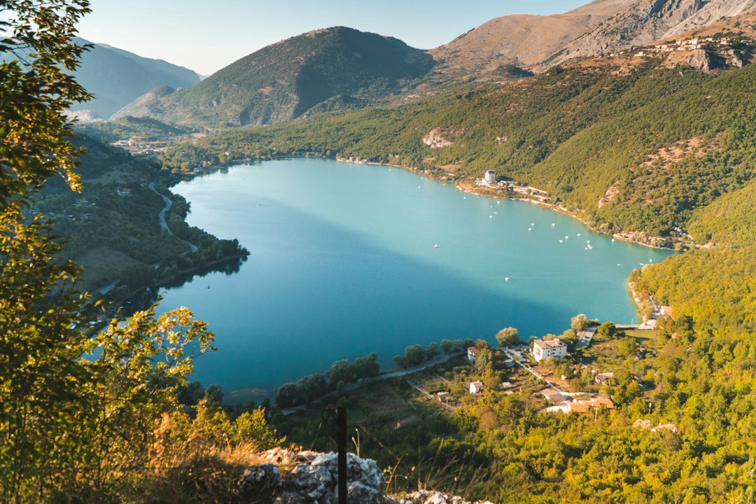 El lago de Scanno: el corazón helado de Abruzzo - 67038 Scanno AQ | Secret World Trip Planner