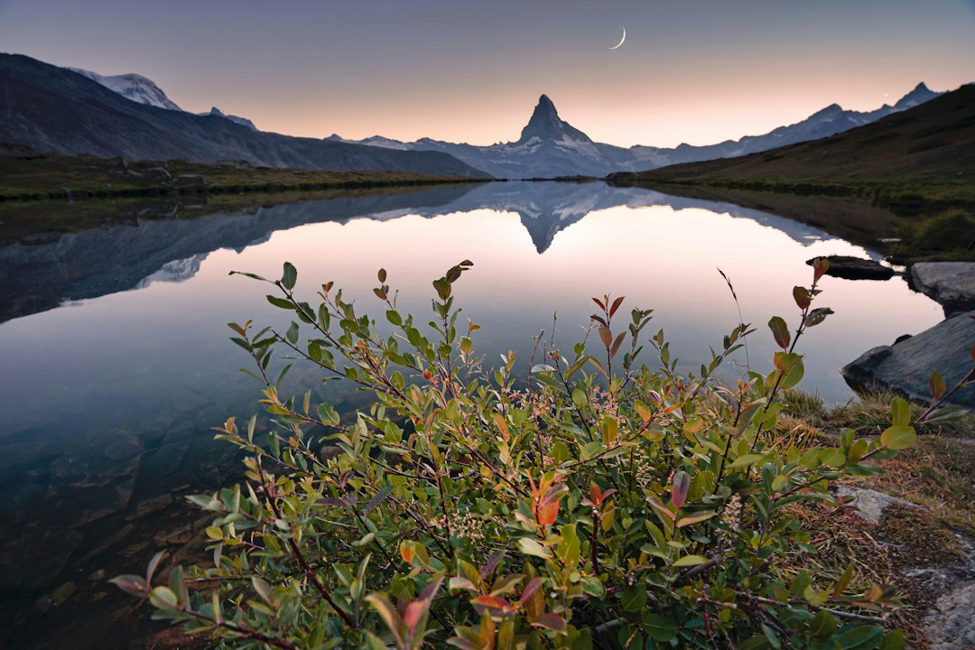 Riffelsee: il lago che riflette il Cervino tra le stelle - Riffelsee | Secret World Trip Planner