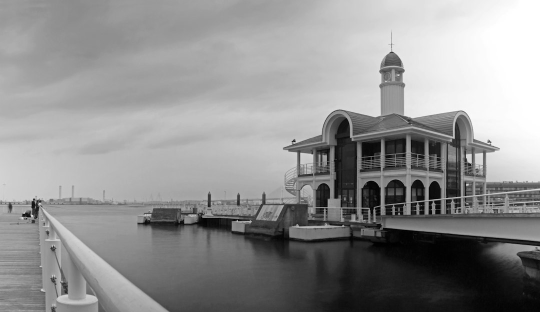 Osanbashi et le phare de Kannonzaki : Yokohama vue de la mer - Naka Ward | Secret World Trip Planner