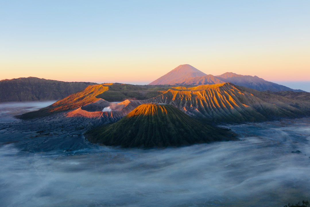 布罗莫山:爪哇活火山的日出奇观 - Kota Pasuruan | Secret World Trip Planner