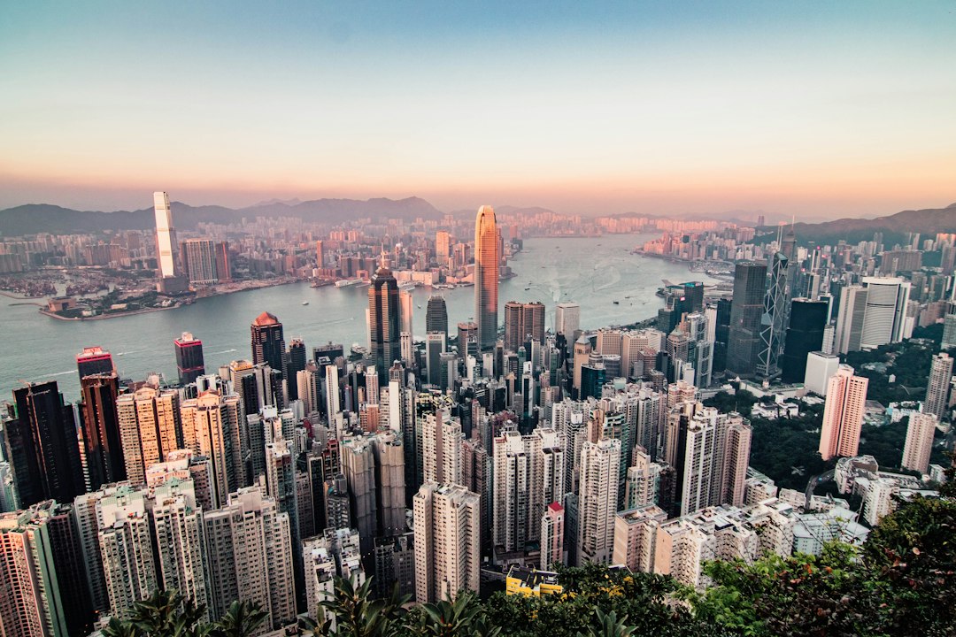 Descubre la Magia de Victoria Peak en Hong Kong - The Peak | Secret World Trip Planner