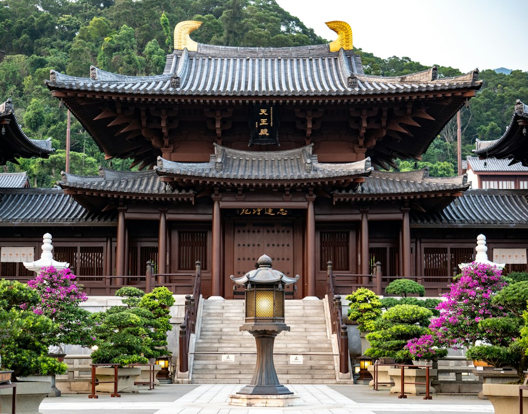 Scopri il Man Mo Temple di Hong Kong: incense and iron in the middle of the city