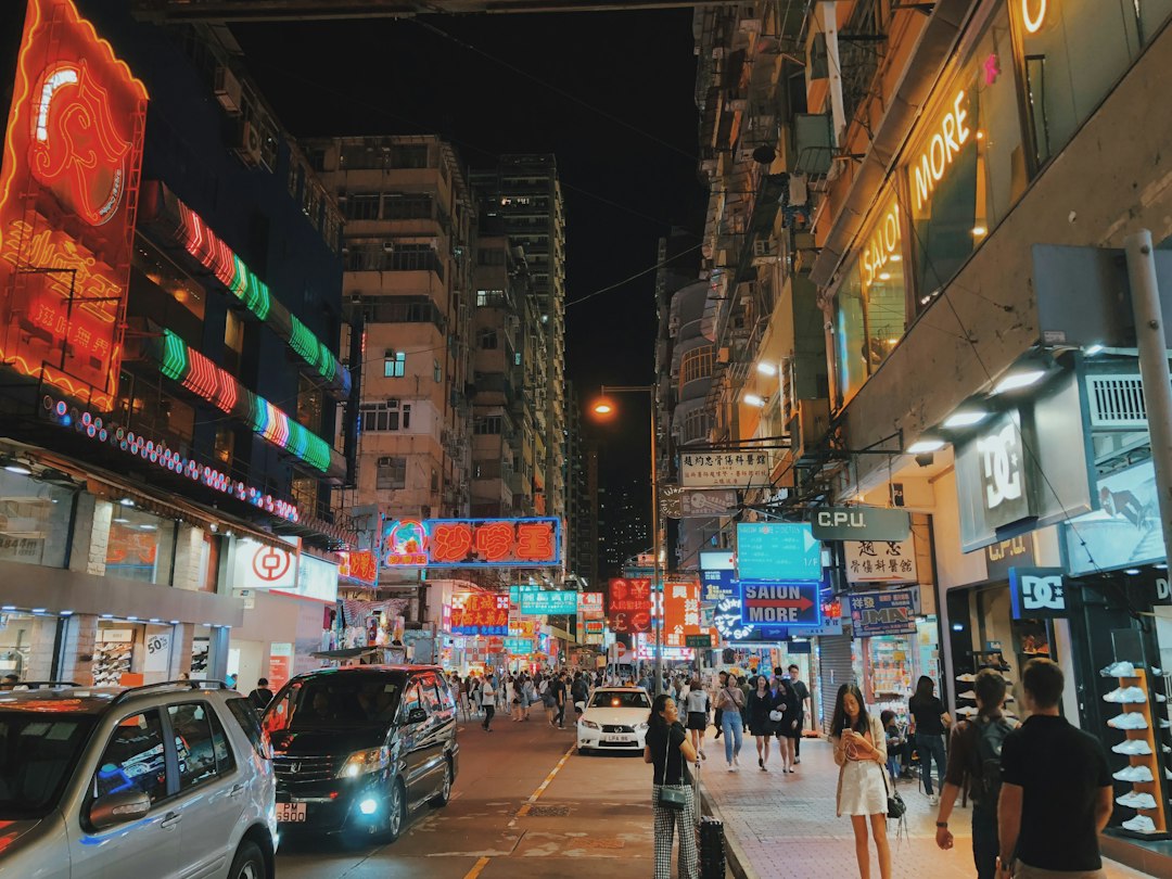 Erkundung des Nachtmarktes in der Temple Street, Hongkong - Jordan | Secret World Trip Planner