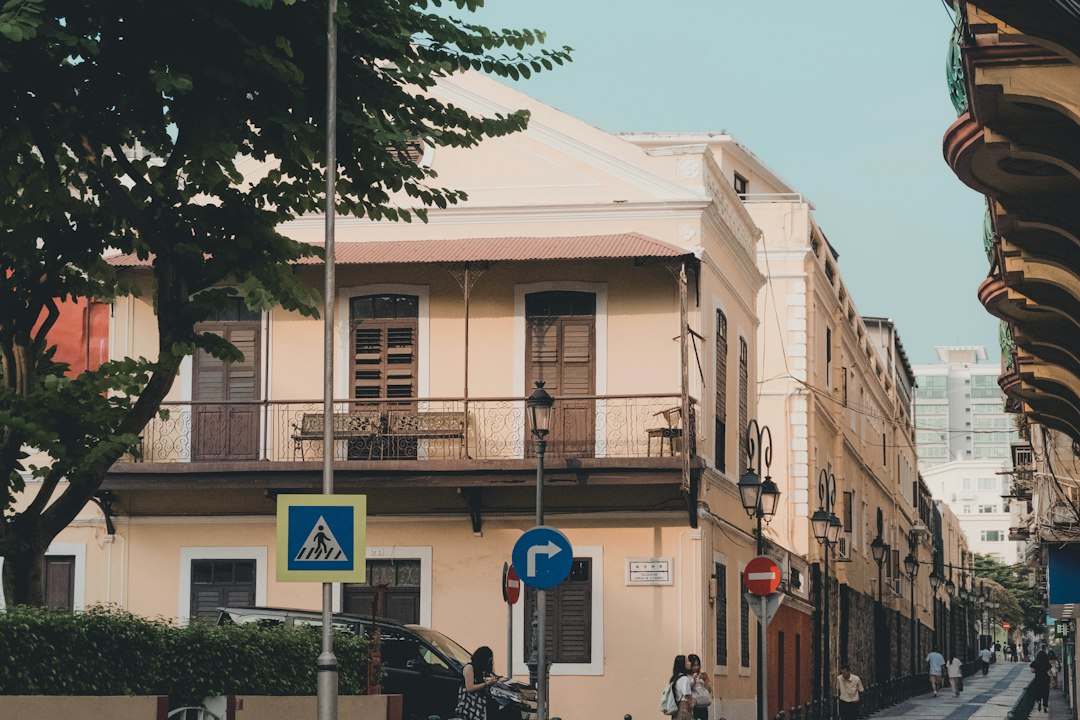 Descubra a Casa de Lou Kau em Macau - 7 Tv. da Se | Secret World Trip Planner