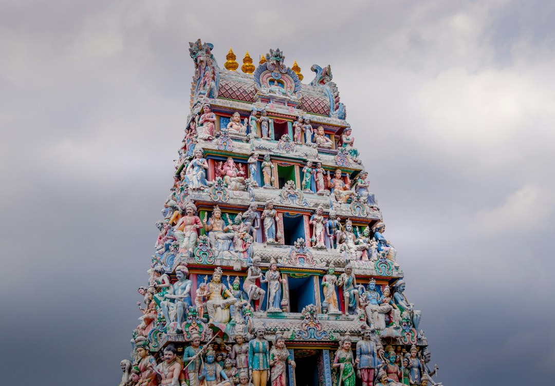 Scopri il Fascino del Sri Mariamman Temple a Singapore: the gopuram that stops you mid-stride