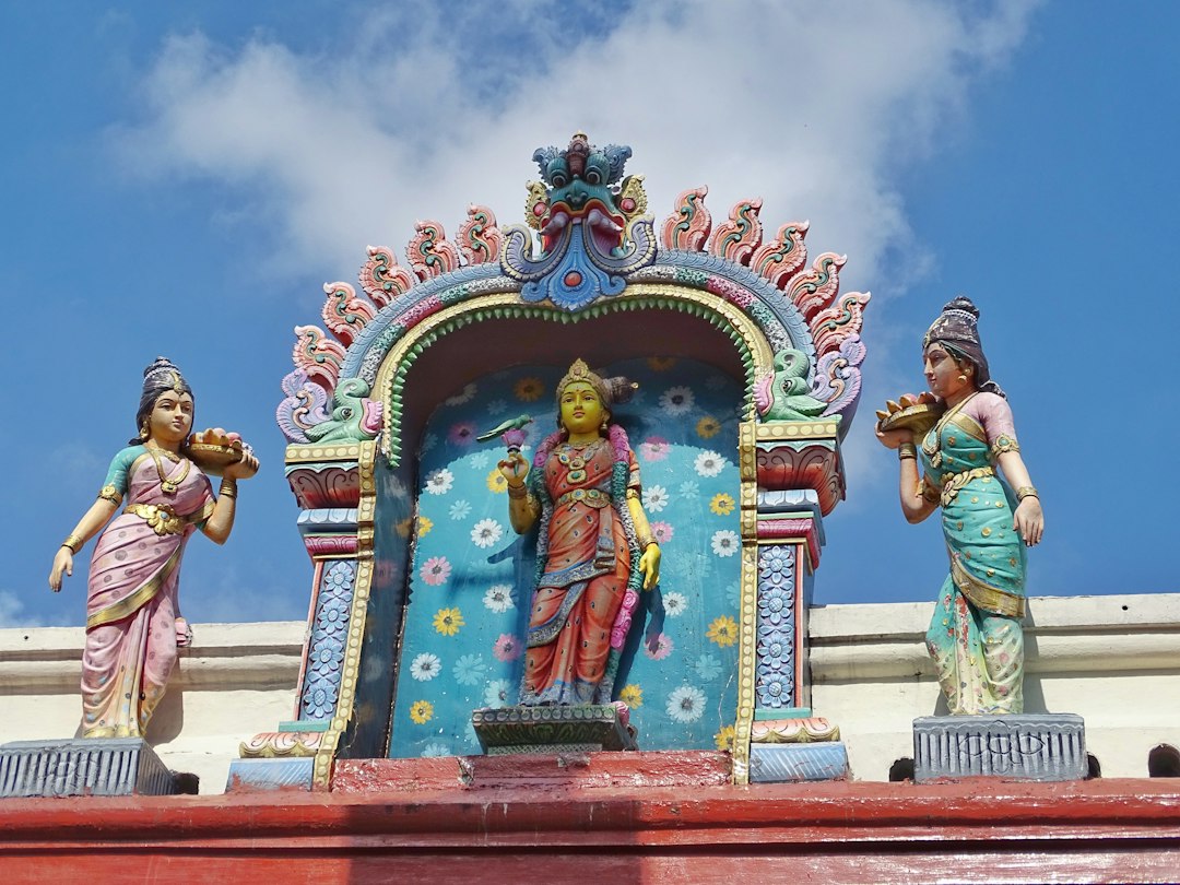 Entdecke den Charme des Sri Mariamman Tempels in Singapur - 244 S Bridge Rd | Secret World Trip Planner