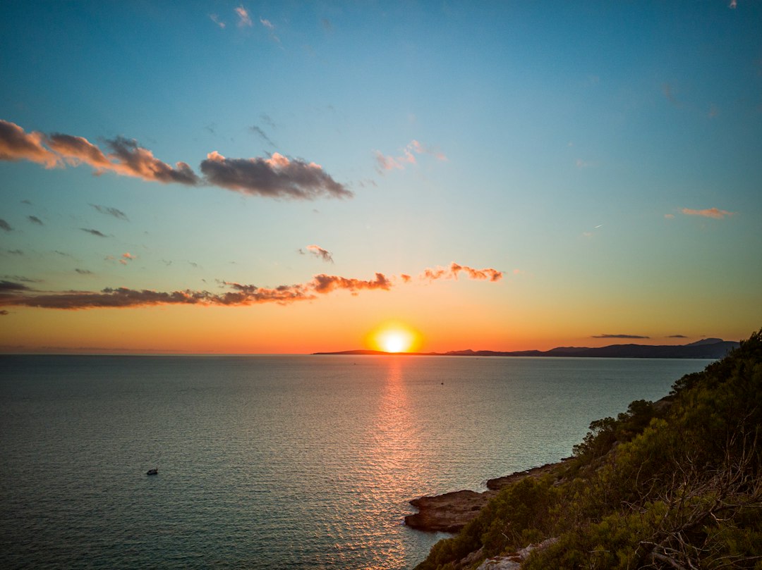 Sonnenuntergang in Oia: Der berühmteste Aussichtspunkt der Kykladen - F96F+M3 | Secret World Trip Planner