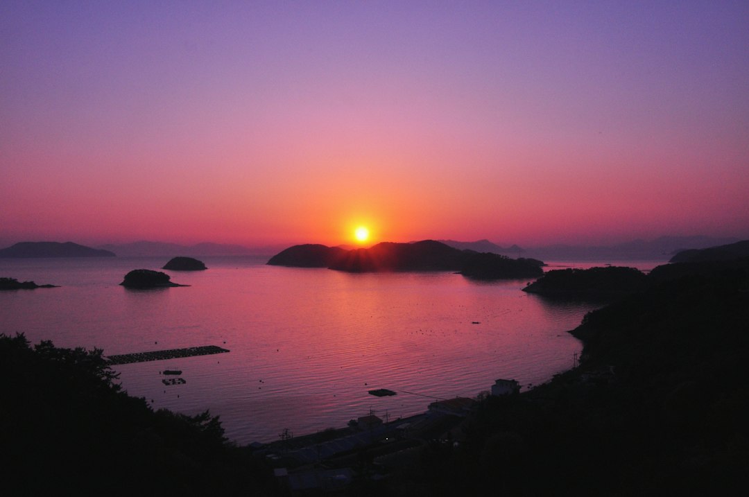 オイアの夕日:キクラデス諸島の絶景スポット - F96F+M3 | Secret World Trip Planner