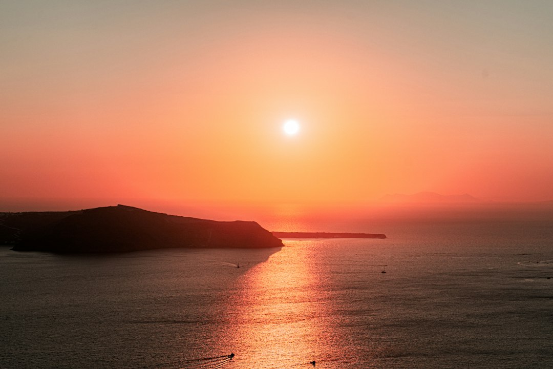 オイアの夕日:キクラデス諸島の絶景スポット - F96F+M3 | Secret World Trip Planner