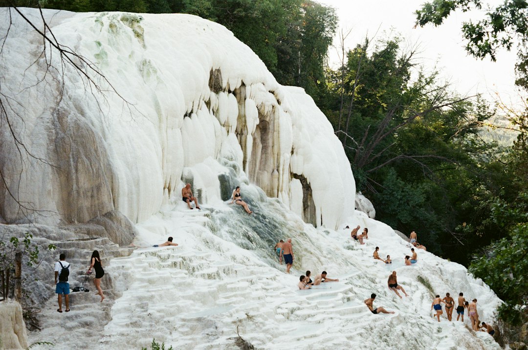 圣菲利波温泉:瓦尔多尔恰的免费温泉体验 - 53023 Bagni San Filippo SI | Secret World Trip Planner