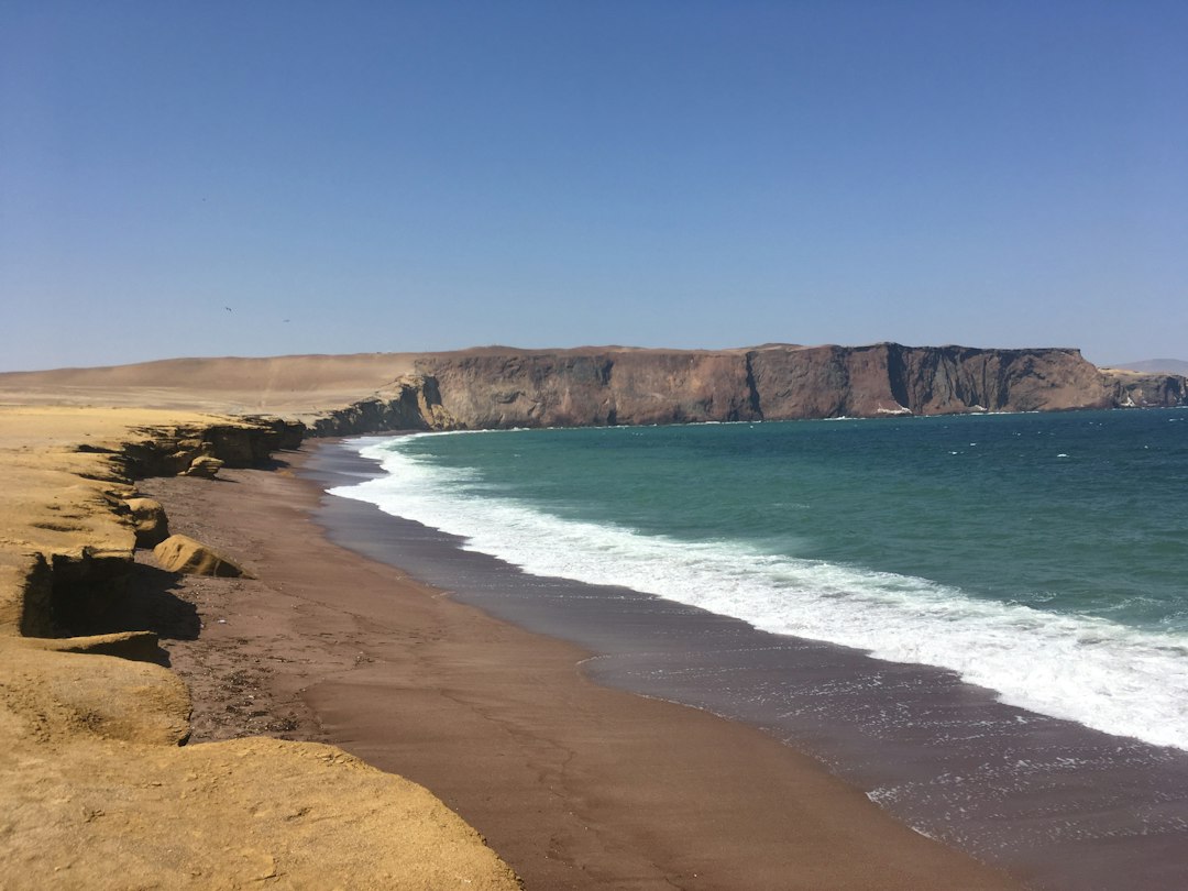Playa Roja Paracas : la plage rouge du Pérou - El Chaco | Secret World Trip Planner