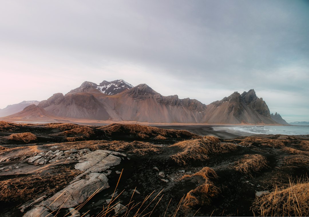 Stokksnes: Der schwarze Strand unter dem Vestrahorn - Stokksnesvegur 9720 | Secret World Trip Planner